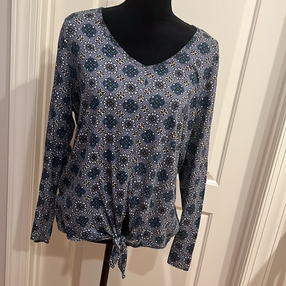 Flattering v-neck with hem tie - Picture 2 of 3